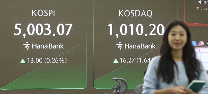 26일 서울 중구 하나은행 본점 딜링룸 현황판에 코스피·코스닥 지수 등이 표시돼 있다.ⓒ연합뉴스