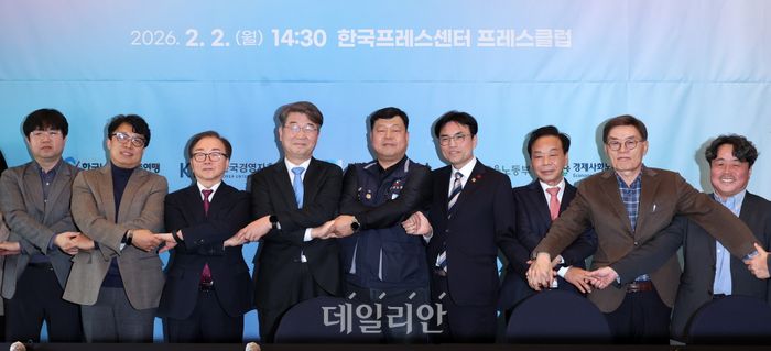 권창준(오른쪽 네 번째부터) 고용노동부 차관, 류기섭 한국노총 사무총장, 김지형 경제사회노동위원회 위원장, 이동근 한국경영자총협회 상근부회장 등이 2일 오후 서울 중구 한국프레스센터에서 열린 토론회 '새로운 사회적 