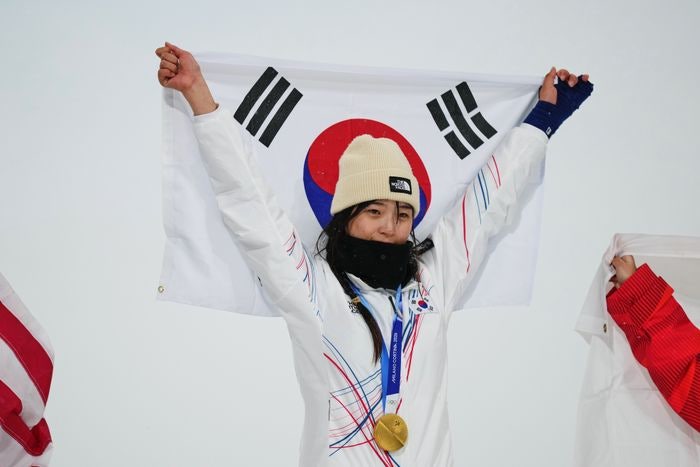 두 번 넘어져도 금메달…17세 최가온, 클로이 김 넘고 한국 스키 첫 금메달 대역전극