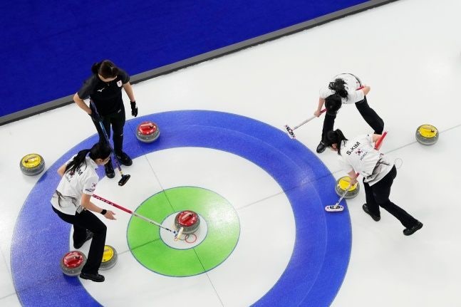 JTBC, 컬링 한일전 중계 중 '일장기 10초 송출' 방송 참사 "韓日전에 웬 일장기?" 시청자 비판 쇄도