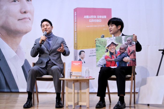 오세훈 서울시장이 22일 홍대 인근에서 북콘서트를 열고 있다.    </div>

    <div class=