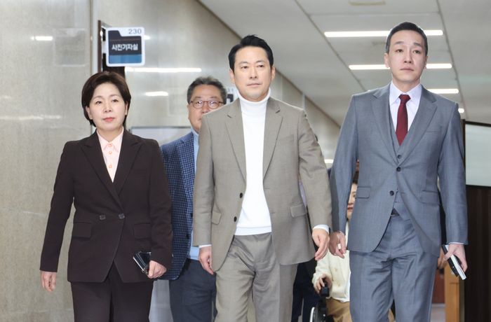 장동혁 국민의힘 대표와 최고위원들이 22일 오후 서울 여의도 국회에서 열린 최고위원회의에 참석을 하고 있다.    </div>

    <div class=