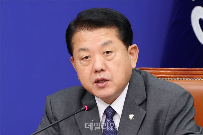     </div>

    <div class=