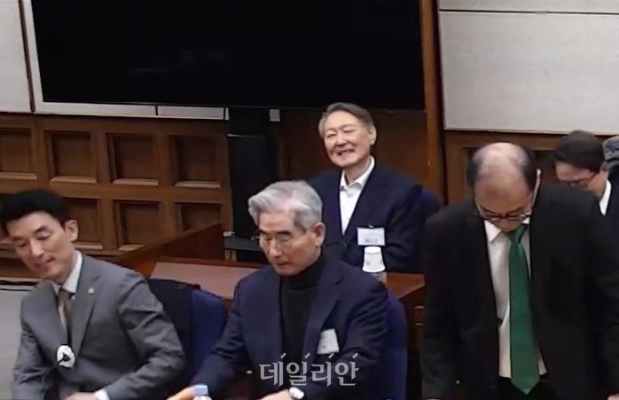 윤석열 전 대통령이 지난 19일 서초구 서울중앙지방법원에서 열린 12·3 비상계엄 관련 내란 우두머리 혐의 1심 선고공판에 출석해 있다.<BR> 이날 서울중앙지법 형사합의25부(지귀연 부장판사)는 윤 전 대통령에게 무기징역