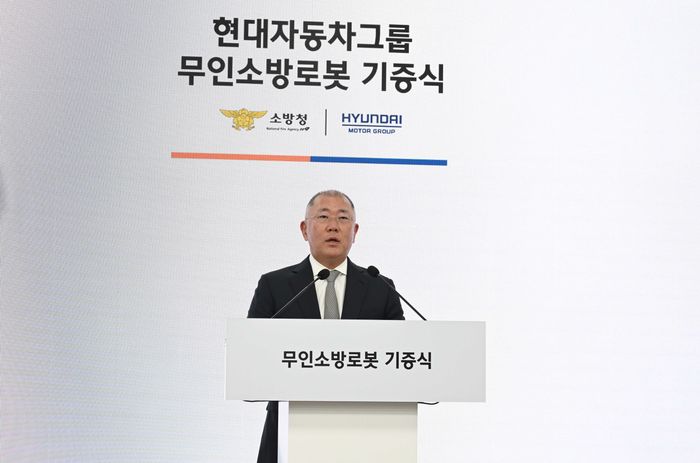 정의선 현대자동차그룹 회장이 지난 24일 경기도 남양주에 위치한 수도권119특수구조대에서 열린 무인소방로봇 기증 행사에서 인사말을 하고 있다.ⓒ현대차그룹