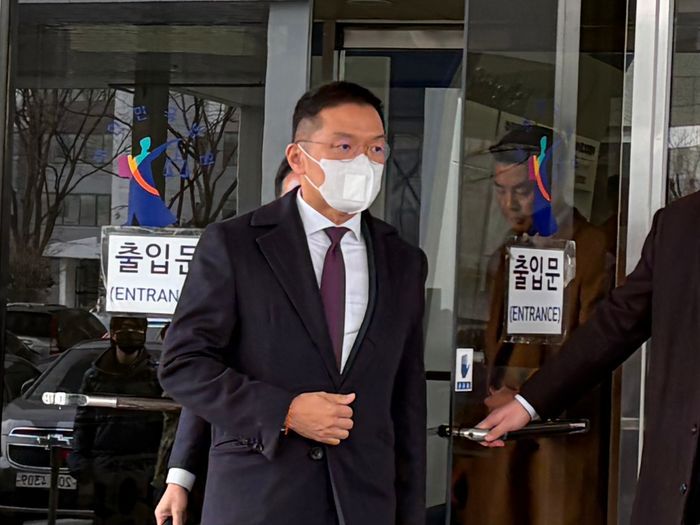 미공개 정보를 이용한 주식 매입 혐의를 받는 윤관 블루런벤처스(BRV) 대표가 지난달 10일 오후 서울 양천구 남부지방법원에서 열린 1심 선고 공판을 마치고 법원을 나서고 있다.ⓒ데일리안 정인혁 기자