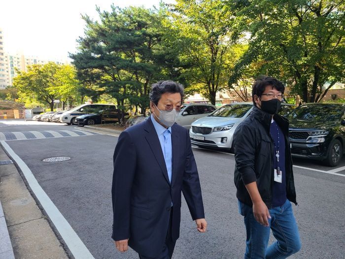 강영권 전 에디슨모터스 회장이 2022년 10월7일 영장실질심사에 출석하고 있는 모습.ⓒ연합뉴스