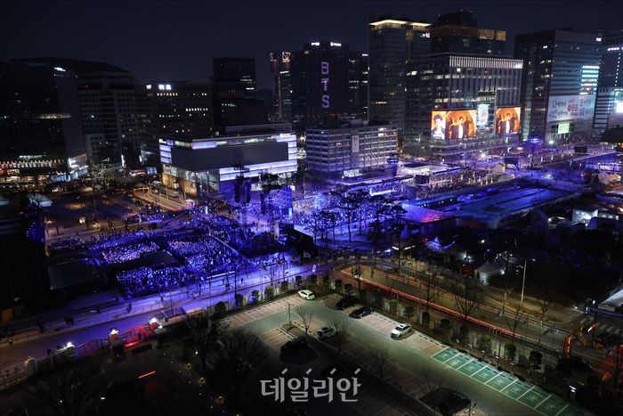 'BTS(방탄소년단) 컴백 라이브: ARIRANG' 공연이 열리는 21일 오후 서울 광화문 공연장에서 BTS 팬들이 공연 시작을 기다리고 있다.ⓒ데일리안 홍금표 기자