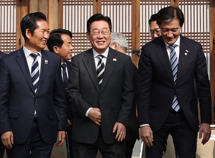 이재명 대통령이 지난 1월 16일 청와대 상춘재에서 열린 정당 지도부 초청 오찬에서 참석자들과 기념촬영을 마친 뒤 이석하는 모습. 왼쪽부터 더불어민주당 정청래 대표, 이재명 대통령, 조국혁신당 조국 대표 ⓒ연합뉴스