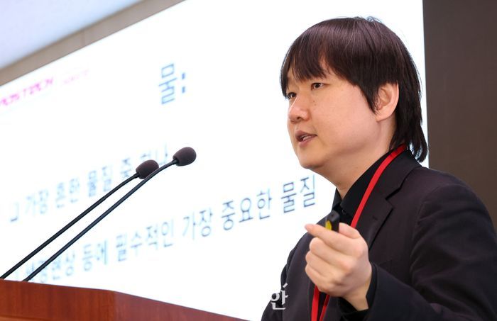 김경환 포항공대 교수가 지난 24일 세종시 정부세종청사에서 물의 액체-액체 임계점을 세계 최초로 관측했다고 밝히고 있다.스웨덴 스톡홀름대 앤더스 닐슨 교수팀과 공동으로 수행한 이번 연구 성과는 세계 최고 권위의 학