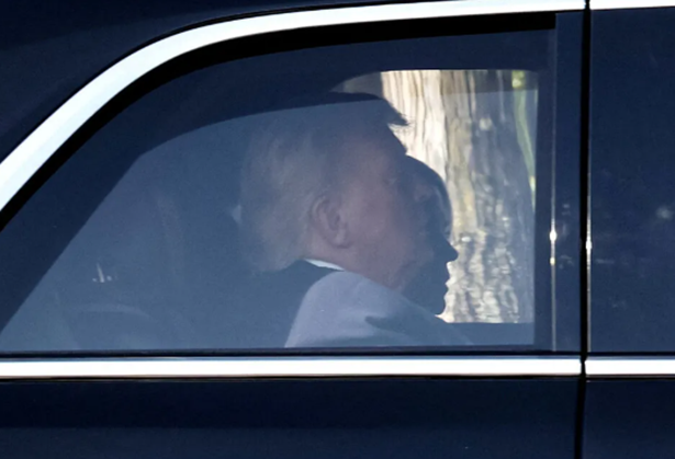 도널드 트럼프 미국 대통령이 1일(현지시간) 워싱턴DC에서 열리는 출생 시민권 소송에 대한 구두 변론에 참석하기 위해 백악관을 나서고 있다.ⓒ로이터/연합뉴스