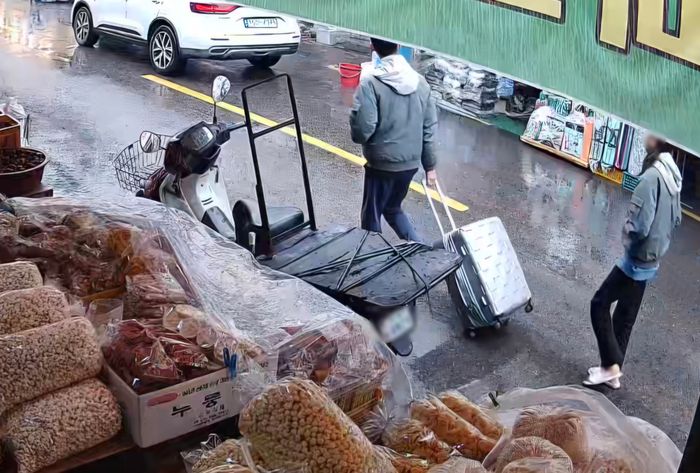 지난 18일 '캐리어 시신 사건' 피의자 부부가 캐리어를 끌고 중구 주거지에서 신천으로 이동하는 모습이 담긴 폐쇄회로(CC)TV 영상 중 일부. ⓒ연합뉴스