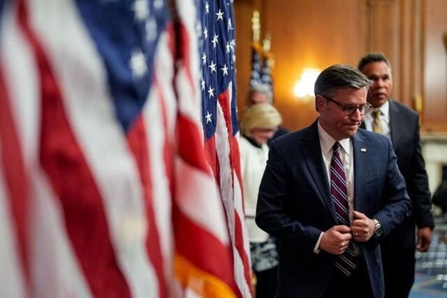 마이크 존슨 미국 하원의장이 지난 2월 11일 미 워싱턴DC 연방의회 의사당에서 기자회견을 마친 뒤 이동하고 있다.ⓒ 로이터/연합뉴스