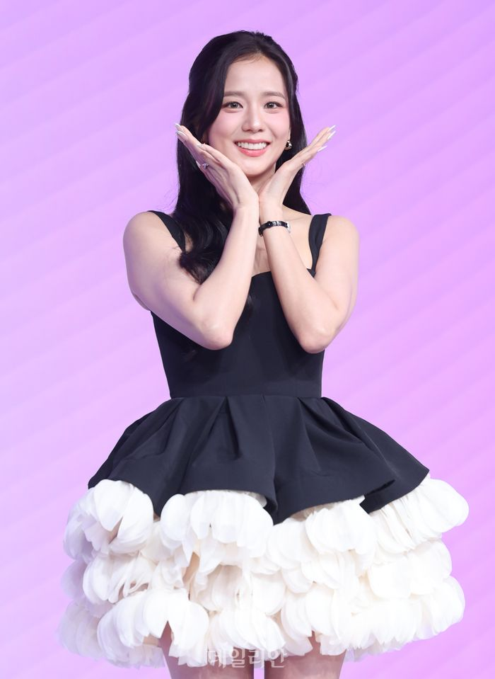 지수 측 선 그었는데…‘월간남친’ 크레딧 논란에 넷플릭스 “표기 오류로 수정”