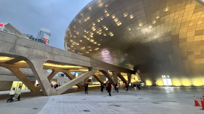 동대문디자인플라자(DDP). 과거 낙후된 동대문운동장이 있던 자리에 건축됐으며 각종 전시와 기획전이 1년 내내 열리고 있다.ⓒ서울시