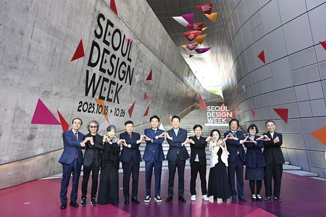 지난해 10월 15일 서울디자인위크 개막식에서 오세훈 서울시장을 비롯한 주요 참석자들이 기념촬영을 하고 있다.ⓒ서울디자인재단