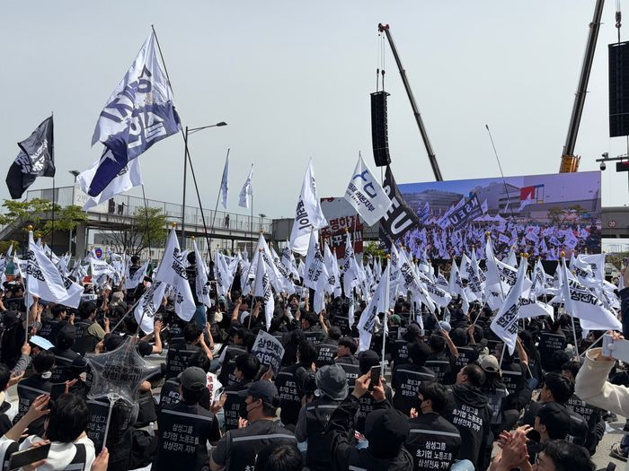 지난달 23일 경기도 평택시 삼성전자 평택캠퍼스 앞에서 삼성전자 노동조합 공동투쟁본부의 '투명하게 바꾸고,<a href=