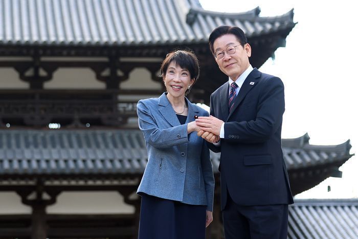 이재명 대통령과 다카이치 사나에 일본 총리가 1월 14일 나라현의 대표 문화유적지인 호류지에서 열린 친교 행사에서 기념촬영을 하고 있다.ⓒ뉴시스