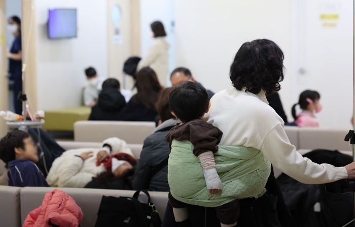 서울의 한 병원 진료실이 진료를 받기 위해 기다리는 어린이들로 붐비고 있다.해당 사진은 기사와 관련 없음.ⓒ뉴시스