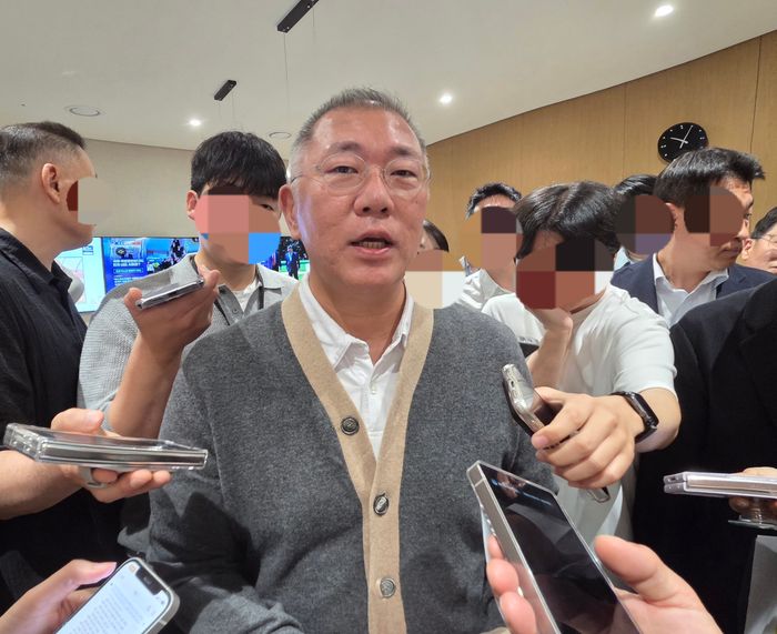 정의선 현대자동차그룹 회장이 14일 현대차그룹 양재사옥에서 열린 로비 리노베이션 기념 '로비 스토리 타운홀' 행사에 앞서 기자들의 질문에 답하고 있다. ⓒ데일리안 정진주 기자