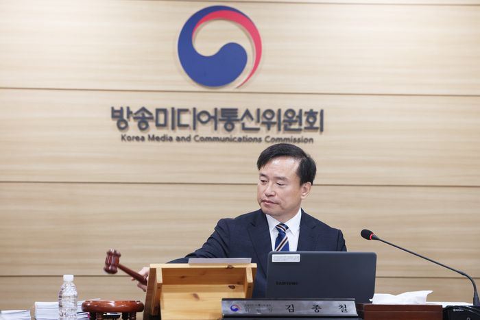 김종철 방송미디어통신위원회 위원장이 10일 정부과천청사에서 '2026년 제1차 전체회의'를 열고있다.ⓒ방송미디어통신위원회