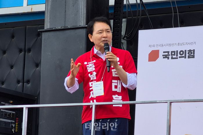 김태흠 국민의힘 충남도지사 후보 캠프 총괄선대위원장인 성일종 의원이 22일 서산 읍내약국 앞에서 연설 중이다.ⓒ데일리안 김주혜 기자
