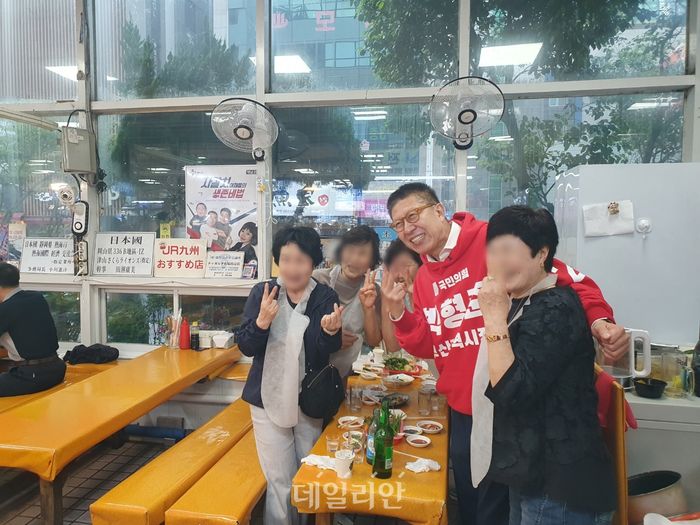 박형준 국민의힘 부산시장 후보가 22일 부산 중구에 위치한 자갈치 신동아시장을 찾아 식사를 하고 있던 시민들과 기념촬영을 하고 있다. ⓒ데일리안 김민석 기자