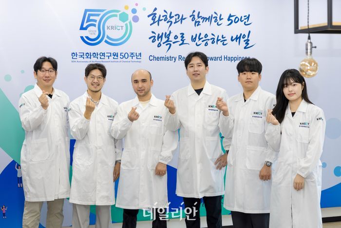 The research team of Dr. Kim Min-chul, Dr. Park Ji-hoon, and Dr. Lee Jin-hee from the Korea Research Institute of Chemical Technology is taking a commemorative photo. © Korea Research Institute of Chemical Technology