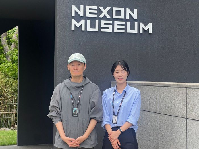 박두산 넥슨뮤지엄 관장(왼쪽부터)과 김정아 팀장이 지난 26일 제주 노형동 넥슨뮤지엄 앞에서 기념사진을 촬영하고 있다.ⓒ데일리안 이주은 기자