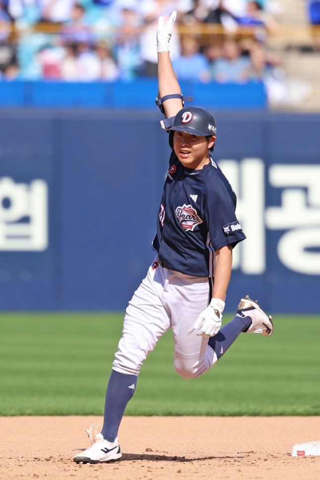 두산, 이틀 연속 역전 만루포…삼성은 4사구 10개로 자멸