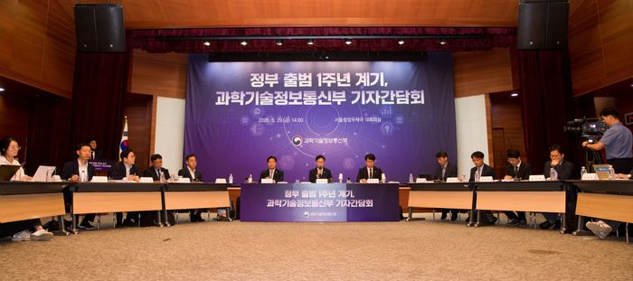 배경훈 부총리 겸 과학기술정보통신부 장관이 29일 오후 서울 중구 서울중앙우체국에서 열린 '과학기술정보통신부 기자간담회' 에서 발언하고 있다. 왼쪽부터 구혁채 제1차관, 배경훈 부총리, 박인규 과학기술혁신본부장.ⓒ과