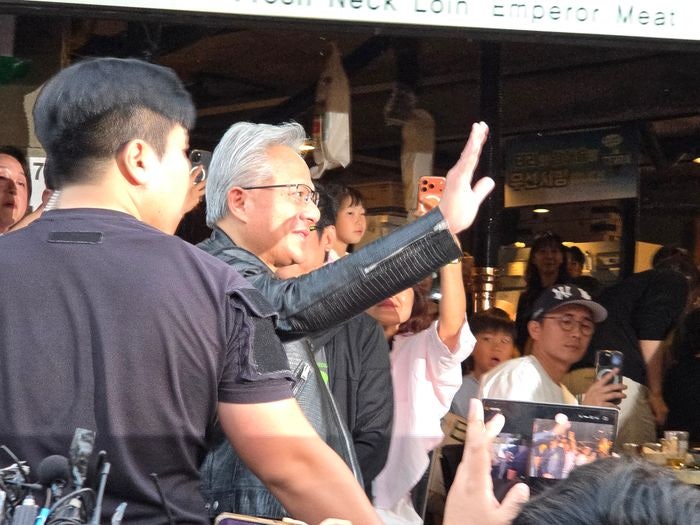 'K-치킨 러버' <b>젠슨 황</b>, 종로 삼계탕집 <b>방문</b>…"너무 맛있다"