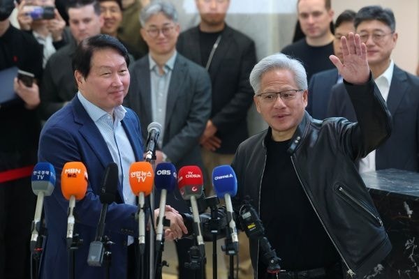 "지금 주식 살 기회" 젠슨 황 한마디에 삼전닉스 주가 '출렁'