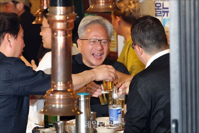 젠슨 황 엔비디아 최고경영자(CEO)와 최태원 SK 회장,구광모 LG 회장,이해진 네이버 의장이 5일 오후 서울 마포구 홍대의 한 식당에서 삼겹살 회동을 하고 있다.ⓒ데일리안 홍금표 기자
