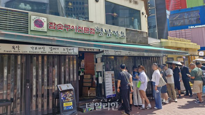 젠슨 황 엔비디아 최고경영자(CEO)가 지난 5일 서울 마포구 홍대 인근 식당 '형님 저요'를 방문한 뒤 사흘 뒤인 8일 오후 2시50분.오후 3시부터 오픈하는 매장 앞에 손님들이 대기행렬을 이루고 있다.ⓒ데일리