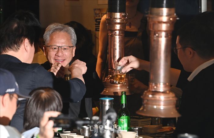 젠슨 황 엔비디아 최고경영자(CEO)와 최태원 SK 회장,구광모 LG 회장,이해진 네이버 의장이 5일 오후 서울 마포구 홍대의 한 식당에서 삼겹살 회동을 하고 있다.ⓒ데일리안 홍금표 기자