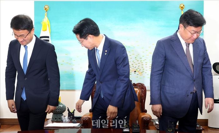 자리로 돌아가는 <b>한병도</b>-<b>정점식</b> 여야 원내대표