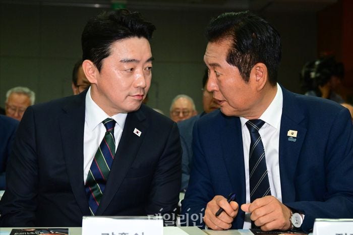 李 경고장에 시작된 '정청래 힘 빼기'…벼랑 끝 선 鄭의 선택은?