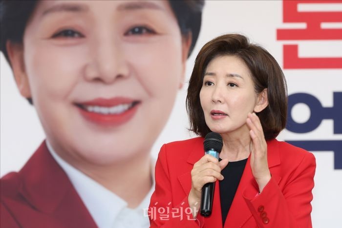 경찰 '잠실 개표소' 진입 시도…나경원 "증거 인멸하려는 시도"