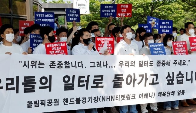 개표소 봉쇄 여파, ‘남의 칼’ 들고 출국한 펜싱 국가대표들…유승민 회장 “장비는 몸의 일부와도 같은데”