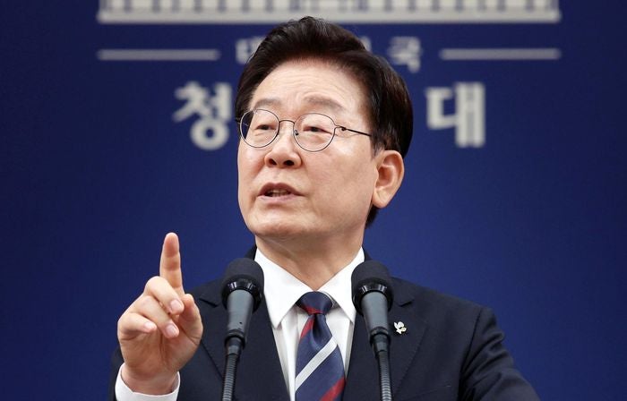 李<b>대통령</b>, 與 갈등 양상에 "원수 싸우듯 하지 말라…전쟁 아닌 경쟁해야...