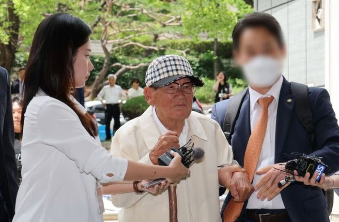 '집단 입당' <b>이만희</b> 신천지 총회장 구속기로…묵묵부답 출석