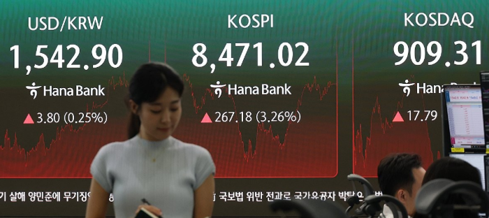 코스피, 삼성전자 ‘저가 매수’ 유입에 8400선 회복 [시황]