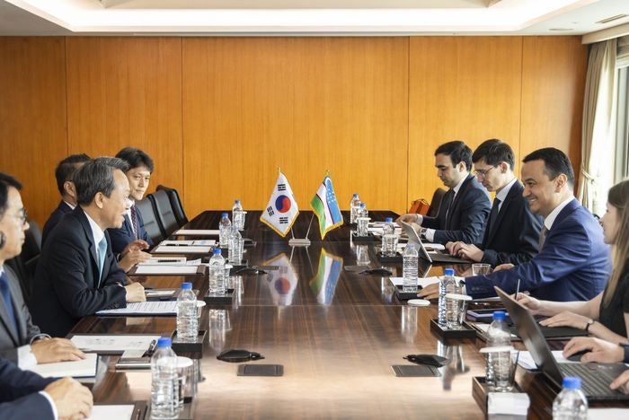 진옥동 신한금융 회장, 우즈벡과 투자·금융 협력 확대 논의
