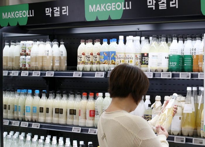 K-푸드 열풍에도 '막걸리'는 못 웃었다…소주와 갈린 수출 성적표