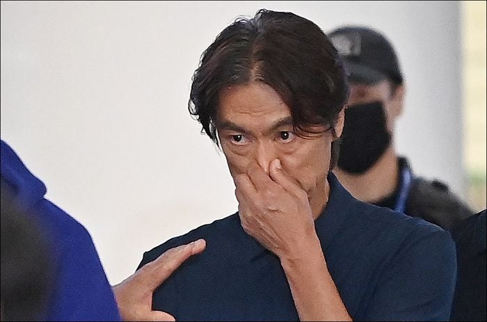<b>홍명보</b>, 귀국 이틀 만에 <b>미국행</b> “할 이야기는 있다”…내분설도 부인