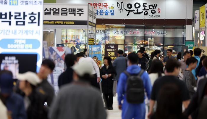 서울 강남구 세텍에서 열린 제77회 프랜차이즈 창업박람회를 찾은 시민들이 부스를 둘러보고 있다. ⓒ뉴시스