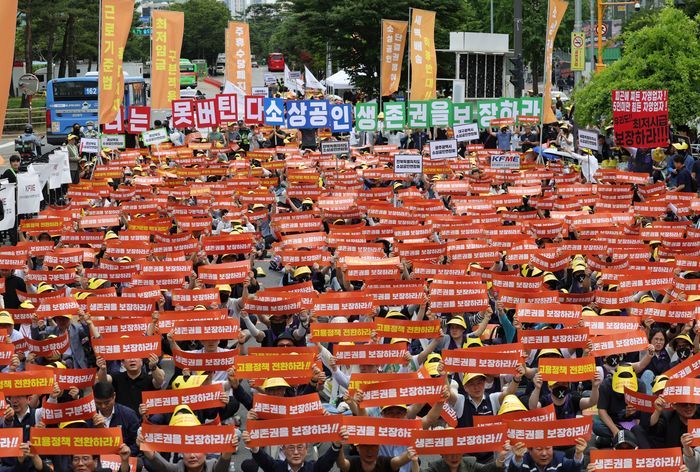 지난달 9일 오후 서울 영등포구 국회 인근에서 열린 생존권 사수와 고용 정책 대전환 촉구 범 소상공인 결의대회에서 소상공인연합회 등 참가자들이 생존권 보장을 촉구하는 구호를 외치고 있다. ⓒ뉴시스