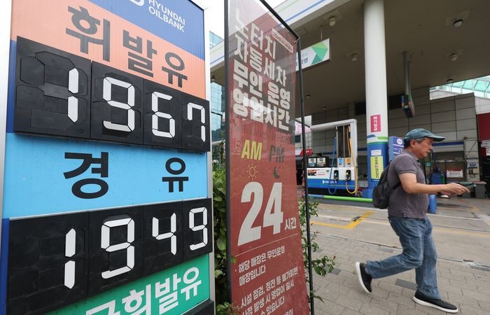 <b>휘발유</b>·경유 <b>가격</b> 7주 연속 <b>하락</b>…1900원대 중반