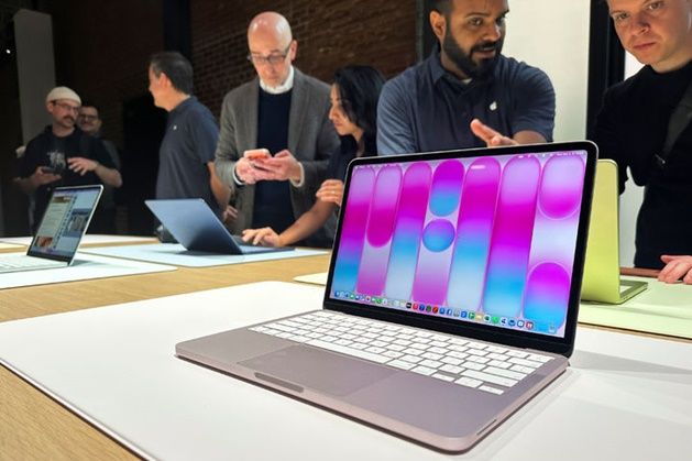 지난 4일 미국 뉴욕에서 열린 애플 신제품 공개 행사장에‘맥북 네오’(MacBook Neo) 노트북 컴퓨터가 전시돼 있다.맥북 네오는 애플이 웹 서핑과 동영상 재생,사진 편집 등에 최적화한 제품이다.ⓒ AP/